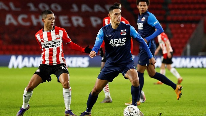 Mauro Junior of PSV Eindhoven (L) vies with Tijjani Reijnders of AZ Alkmaar during the Dutch Eredivisie football match between PSV Eindhoven and AZ Alkmaar at the Philips stadium on January 13, 2021 in Eindhoven. (Photo by MAURICE VAN STEEN / ANP / AFP) / Netherlands OUT