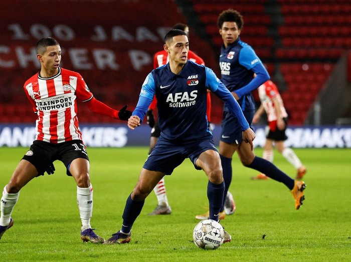 Mauro Junior of PSV Eindhoven (L) vies with Tijjani Reijnders of AZ Alkmaar during the Dutch Eredivisie football match between PSV Eindhoven and AZ Alkmaar at the Philips stadium on January 13, 2021 in Eindhoven. (Photo by MAURICE VAN STEEN / ANP / AFP) / Netherlands OUT