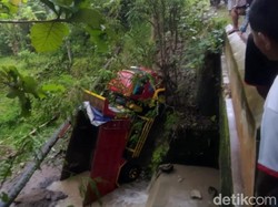 Truk Muatan Tanah Masuk Jurang di Perbatasan Bayat Klaten