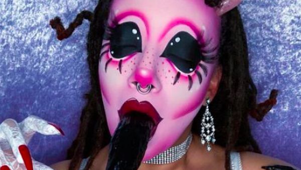 8 Foto Penampilan Wanita Mirip Boneka Setan, Bikin Merinding