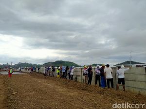 Ingin Tonton Tes MotoGP, Warga di Mandalika Rela Berjinjit di Balik Pagar Ingin Tonton Tes MotoGP, Warga di Mandalika Rela Berjinjit di Balik Pagar