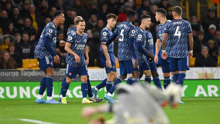 WOLVERHAMPTON, ENGLAND - FEBRUARY 10: Gabriel Magalhaes of Arsenal (L) celebrates with teammates after scoring their teams first goal during the Premier League match between Wolverhampton Wanderers and Arsenal at Molineux on February 10, 2022 in Wolverhampton, England. (Photo by Clive Mason/Getty Images)