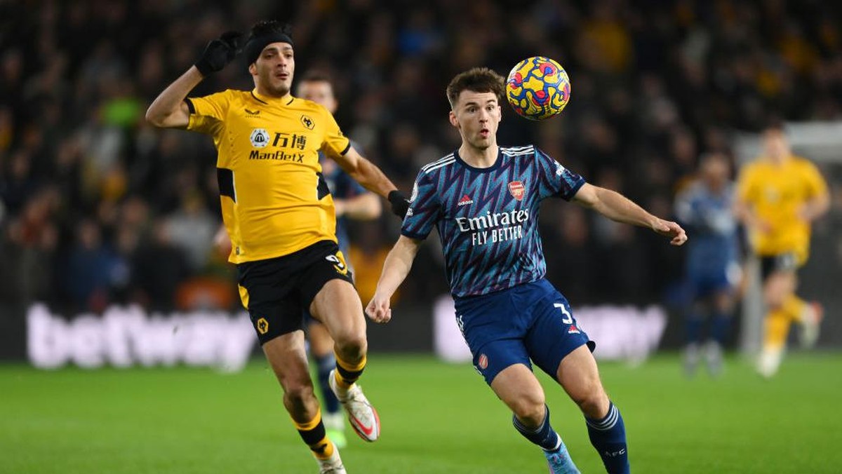 Tierney (Arsenal, kanan) berusaha menguasai bola dari kejaran Jimenez. Foto: Getty Images/Shaun Botterill