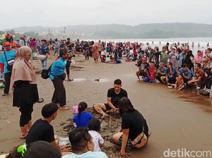Abai Prokes! Wisatawan Padati Pantai Pangandaran
