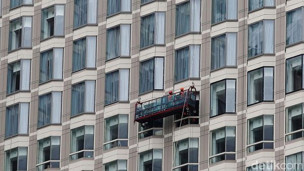 Aksi Pembersih Kaca di Gedung Bertingkat Ibu Kota