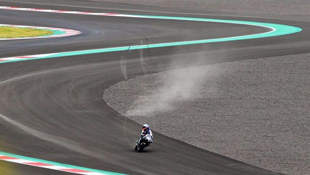 Pembalap LCR Honda Alex Marquez keluar lintasan pada hari pertama tes pramusim MotoGP 2022 di Pertamina Mandalika International Street Circuit, Lombok Tengah, NTB, Jumat (11/2/2022). Sesi tes pramusim di sirkuit Mandalika tersebut akan berlangsung hingga Minggu (13/2/2022). ANTARA FOTO/Andika Wahyu/YU