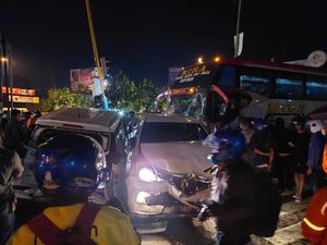 Bus Tabrak 6 Mobil-2 Motor di Simpang Empat Ketandan Bantul Bus Tabrak 6 Mobil-2 Motor di Simpang Empat Ketandan Bantul