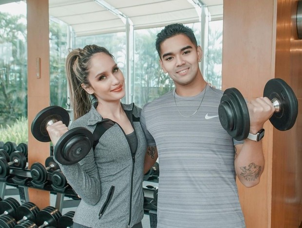 Cinta Laura bersiap olahraga angkat beban dengan Aero Aswar/Foto: Instagram/claurakiehl