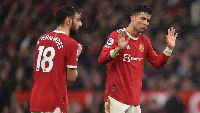 MANCHESTER, ENGLAND - FEBRUARY 12: Cristiano Ronaldo and Bruno Fernandes of Manchester United react during the Premier League match between Manchester United and Southampton at Old Trafford on February 12, 2022 in Manchester, England. (Photo by Nathan Stirk/Getty Images)