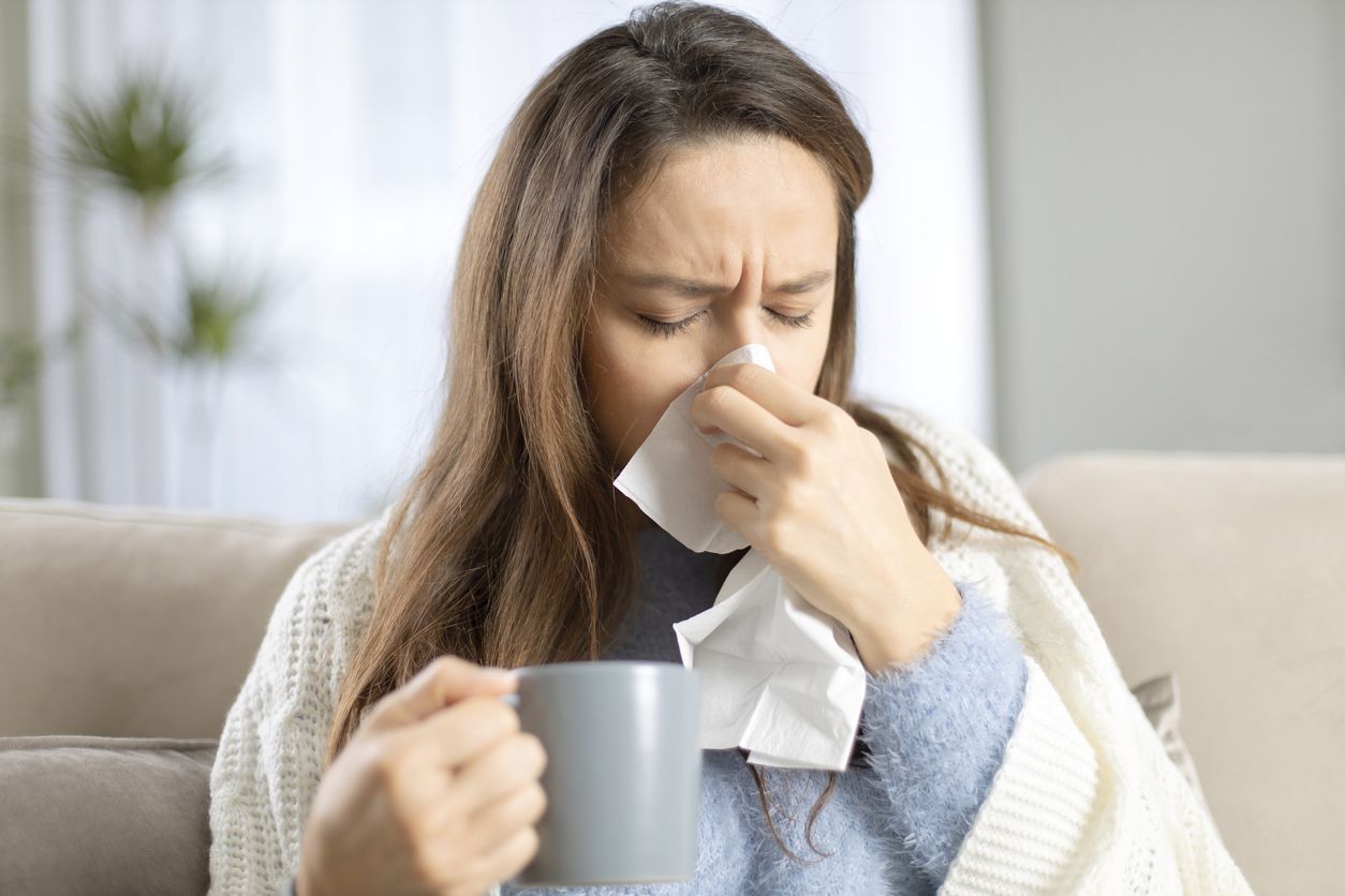 Ilustrasi waniita batuk pilek flu