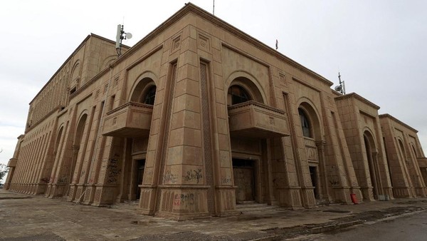 Istana mantan diktator Irak Saddam Hussein di Babylon Tourist Resort di Babylon, Irak tengah. (Photo by AHMAD AL-RUBAYE / AFP)