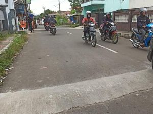 Asal-usul 45 Polisi Tidur Nempel di Jalan Sepanjang 2 Km Asal-usul 45 Polisi Tidur Nempel di Jalan Sepanjang 2 Km
