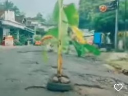 Jalan Rusak di Blitar Viral, Warganet Minta Jokowi Turun Langsung