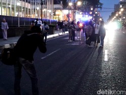 Jalan Asia Afrika Ditutup, Penjaja Jasa Foto Raup Cuan Lebih Banyak