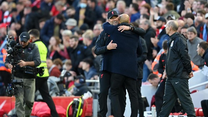 LIVERPOOL, ENGLAND - OCTOBER 03: Jurgen Klopp, Manager of Liverpool embraces Pep Guardiola, Manager of Manchester City following the Premier League match between Liverpool and Manchester City at Anfield on October 03, 2021 in Liverpool, England. (Photo by Michael Regan/Getty Images)