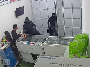 Terekam CCTV! Kawanan Pencuri Berpakaian Hitam Gondol 17 Ponsel