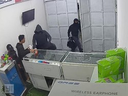 Terekam CCTV! Kawanan Pencuri Berpakaian Hitam Gondol 17 Ponsel