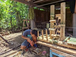 Warga Ponorogo Ini Kebanjiran Cuan dari Miniatur Kincir Air Bambu