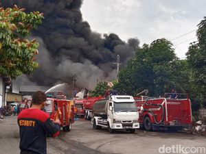 Penyebab Kobaran Api di Pabrik Plastik Pati Belum Padam Sore Ini Penyebab Kobaran Api di Pabrik Plastik Pati Belum Padam Sore Ini