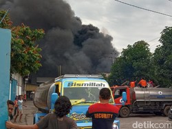 Hampir 5 Jam, Kebakaran di Pabrik Plastik Pati Belum Padam
