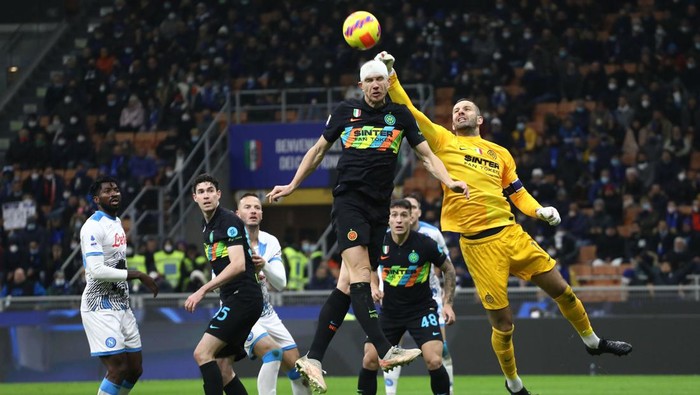 MILAN, ITALY - NOVEMBER 21: Samir Handanovic (R) of FC Internazionale makes a save during the Serie A match between FC Internazionale and SSC Napoli at Stadio Giuseppe Meazza on November 21, 2021 in Milan, Italy. (Photo by Marco Luzzani/Getty Images)