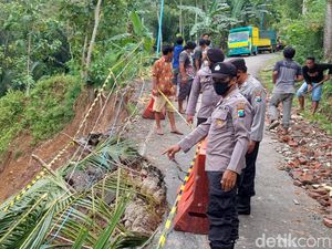 Separuh Jalur Alternatif Panggul-Pule di Trenggalek Longsor