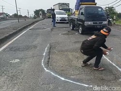 Awas! Lubang Jalur Pantura Mengular di Siwalan-Wiradesa Pekalongan