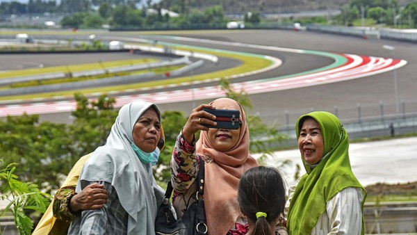 Tes pramusim MotoGP 2022 di Sirkuit Mandalika memasuki hari kedua. Karena digelar tanpa penonton, warga pun hanya bisa menyaksikan dari kejauhan.