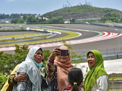 Meski dari Luar Pagar, Warga Tetap Antusias Nonton Tes MotoGP