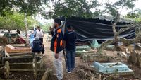Momen Polisi Bongkar Kuburan Diduga Korban Kerangkeng Bupati Langkat