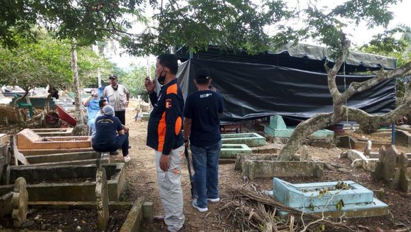 Momen Polisi Bongkar Kuburan Diduga Korban Kerangkeng Bupati Langkat