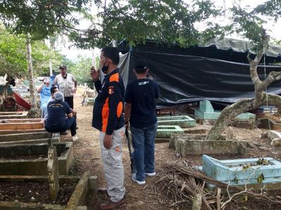 Momen Polisi Bongkar Kuburan Diduga Korban Kerangkeng Bupati Langkat