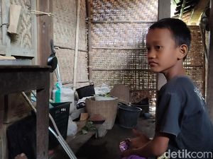 Kisah Wahid, Bocah di Kulon Progo Rawat Ibunya yang Lumpuh