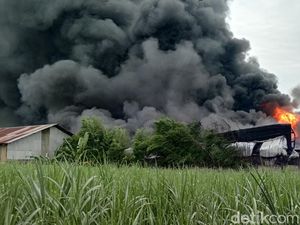 Pabrik Plastik di Pati Terbakar, Saat Ini Api Masih Besar
