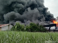 Pabrik Plastik di Pati Terbakar, Saat Ini Api Masih Besar