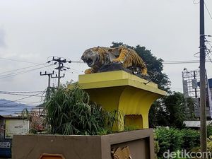 Diterjang Badai, Patung Harimau di Cianjur Patah-Cat Mengelupas