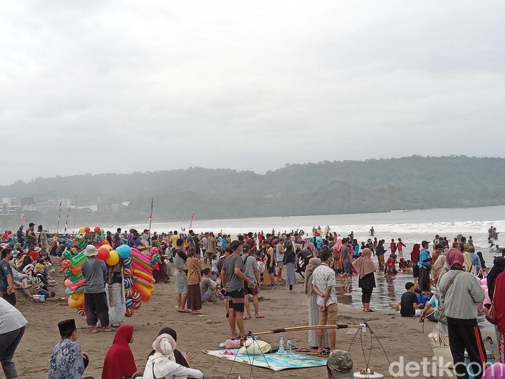 Pedagang Tumplek di Bibir Pantai Pangandaran, Wisatawan Akui Risih