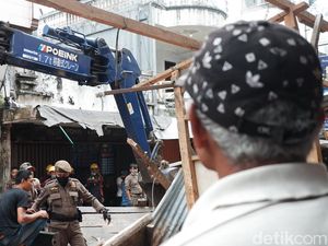 Lapak Jualan Digusur Aparat, Ratusan PKL di Sukabumi Pasrah Lapak Jualan Digusur Aparat, Ratusan PKL di Sukabumi Pasrah