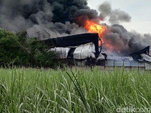 Penampakan Kobaran Api Lahap Pabrik Plastik di Pati Penampakan Kobaran Api Lahap Pabrik Plastik di Pati