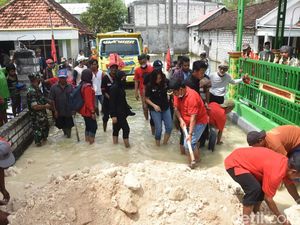 Jalan Masih Tergenang Luapan Bengawan Njero, Pengurukan Kembali Dilakukan
