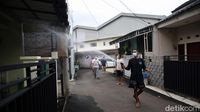 Penyemprotan Mandiri Warga Cegah Penyebaran Omicron