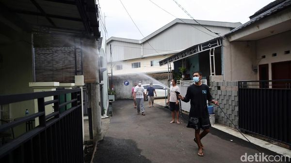 Penyemprotan Mandiri Warga Cegah Penyebaran Omicron
