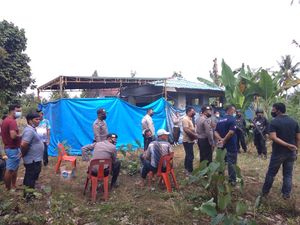 Polisi Bongkar Kuburan Diduga Korban Tewas Kerangkeng Manusia Bupati Langkat Polisi Bongkar Kuburan Diduga Korban Tewas Kerangkeng Manusia Bupati Langkat