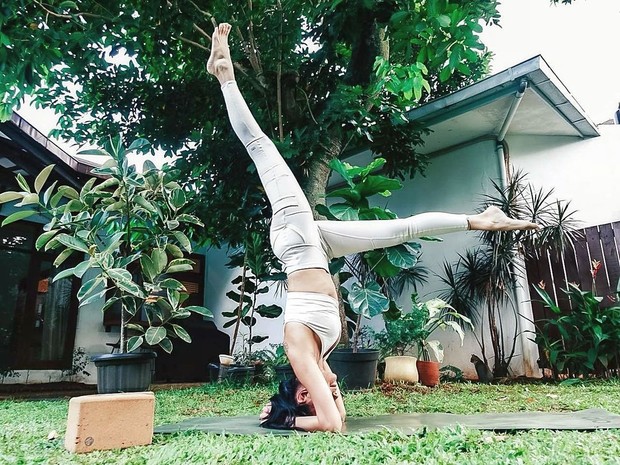 Potret Sophia Latjuba Saat Yoga