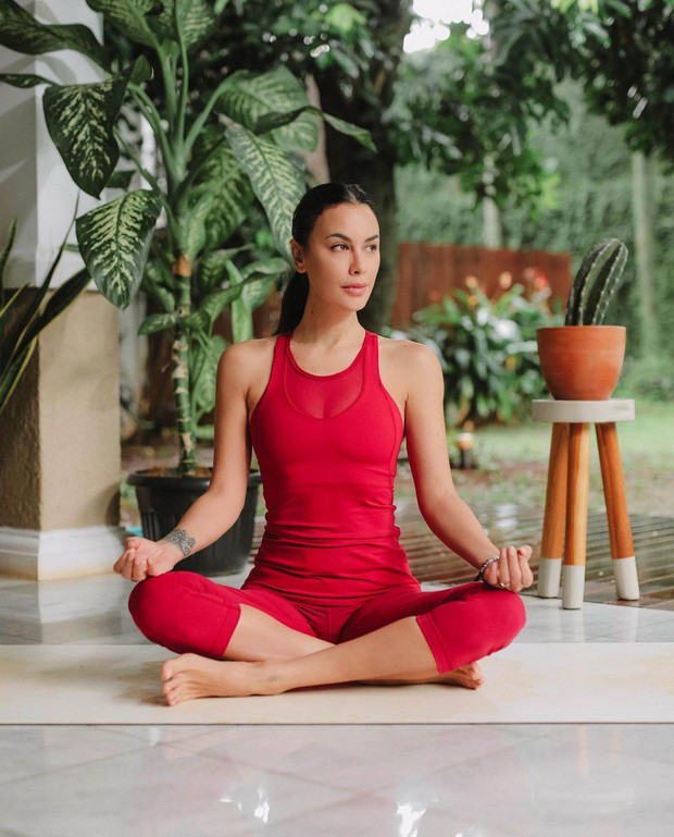 Potret Sophia Latjuba Saat Yoga
