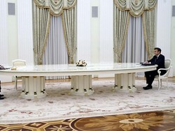 Ogah Dites Corona di Rusia, Macron Dilarang Dekat-dekat Putin