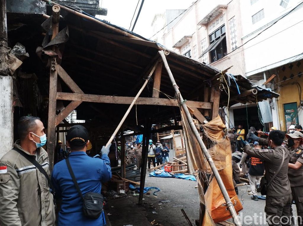 Ratusan Lapak PKL di Sukabumi Dibongkar