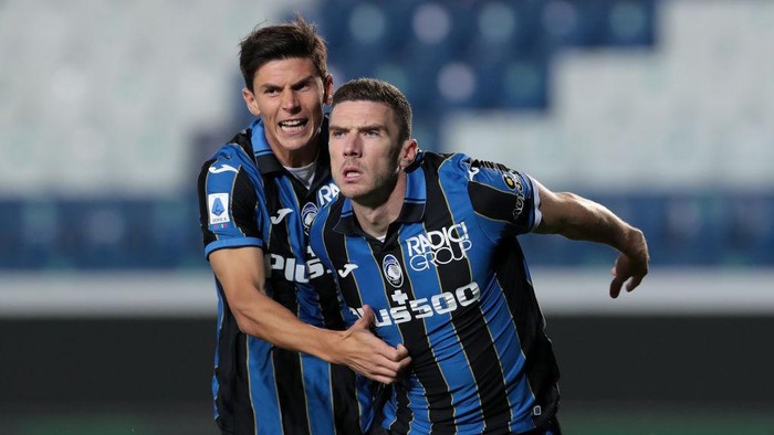 BERGAMO, ITALY - SEPTEMBER 21: Robin Gosens of Atalanta BC celebrates with his team-mate Matteo Pessina after scoring the opening goal during the Serie A match between Atalanta BC and US Sassuolo at Gewiss Stadium on September 21, 2021 in Bergamo, Italy. (Photo by Emilio Andreoli/Getty Images)