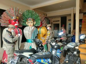 Satpol PP Depok Datangi Bos Ondel-ondel, Larang Jadikan Anak Pengamen