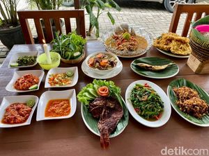 Enaknya Nagih! Pecak Gurame dan Sambal Ganja di Saung H Amir Enaknya Nagih! Pecak Gurame dan Sambal Ganja di Saung H Amir